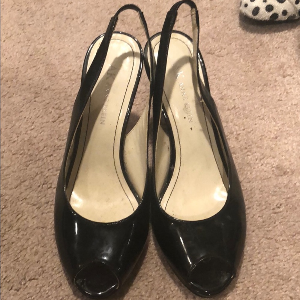 Patent leather black pumps